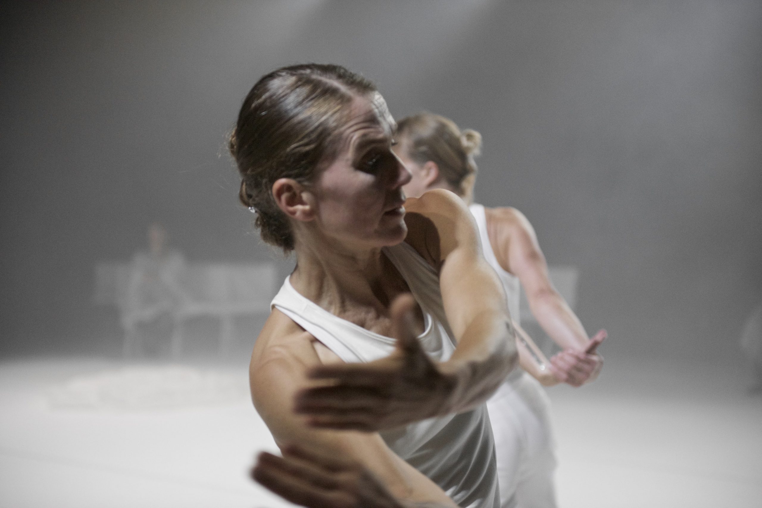 OUT OF REACH Koreografi: Helena Franzén På bild: Katarina Eriksson, Åsa Lundvik Gustafson Foto: Håkan Jelk